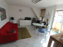 großes Zimmer mit Balkon