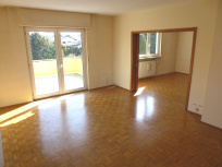 Wohnzimmer mit Balkonzugang OG