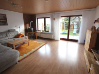 Wohnbereich mit Zugang zur Südterrasse und Garten