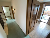 OG_Flur Blick in Tageslichtbad