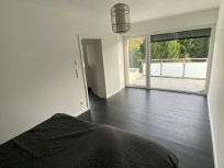 Blick vom Bett auf den Balkon