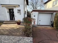 Hauseingang und Garage