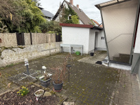 Freisitz mit Pflanzbeet