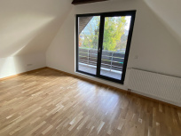 Schlafzimmer mit Balkonzugang DG